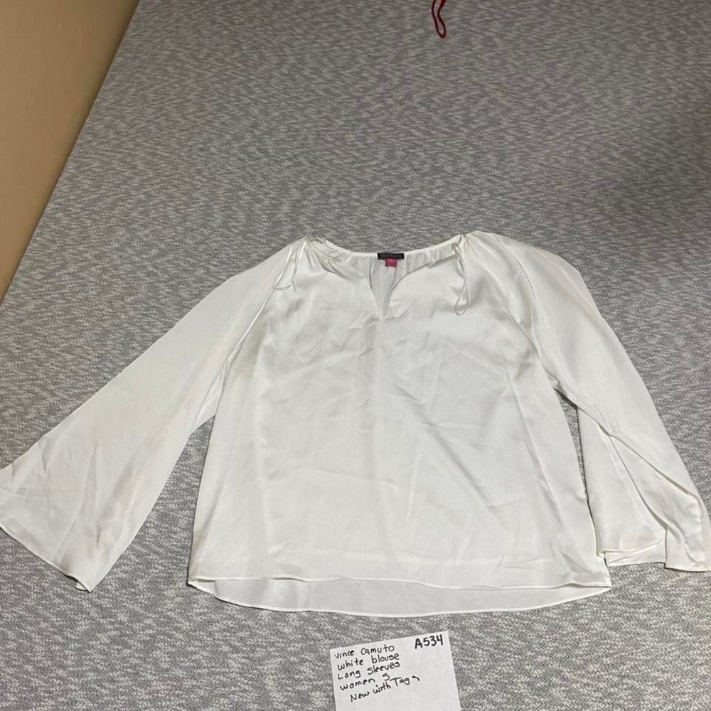 Vince Camuto white blouse with bell long sleeves NWT Size S. SKU-A534
